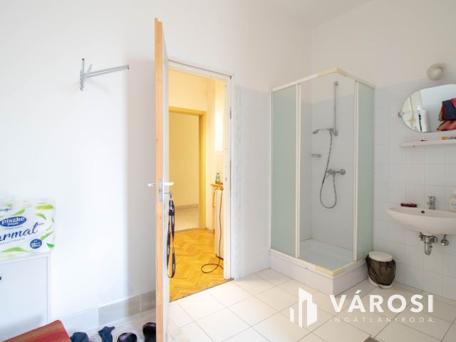 3 szintes, szintenként 512 m2-es irodaház 180 m2es raktárral