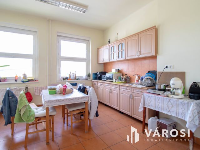 3 szintes, szintenként 512 m2-es irodaház 180 m2es raktárral
