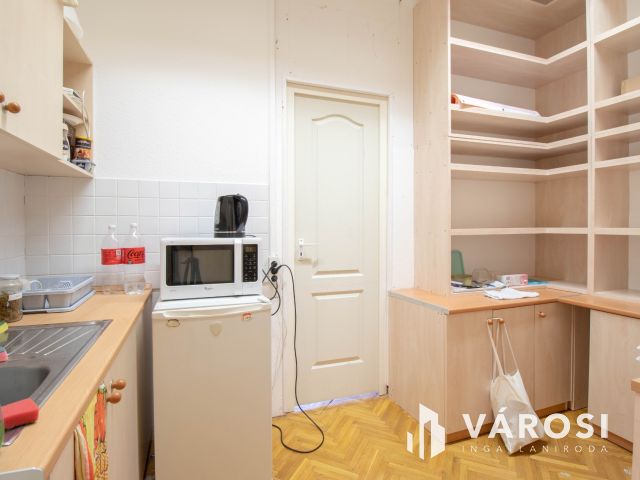 3 szintes, szintenként 512 m2-es irodaház 180 m2es raktárral