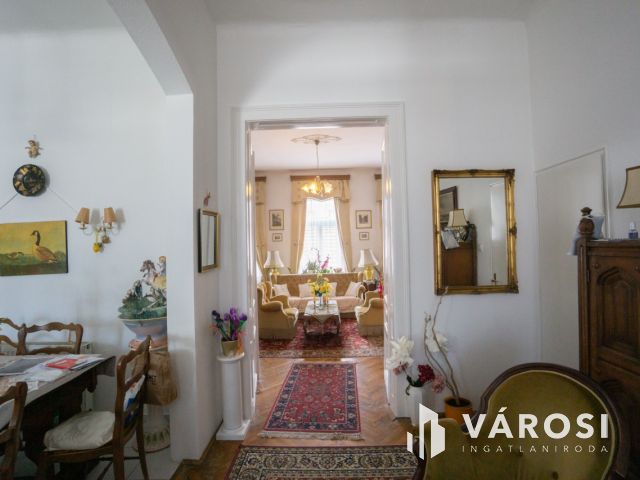 Nagypolgári villa jellegű ház, két önálló lakással