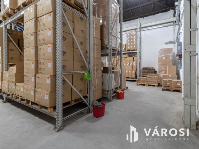 600 m2-es raktár polcrendszerrel, irodával, mosdóval kiadó