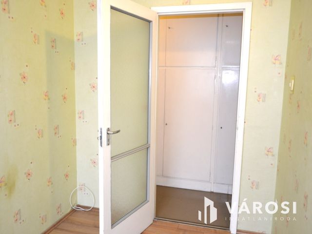 80 m2-es erkélyes panel, csendes parkos környezetben eladó!
