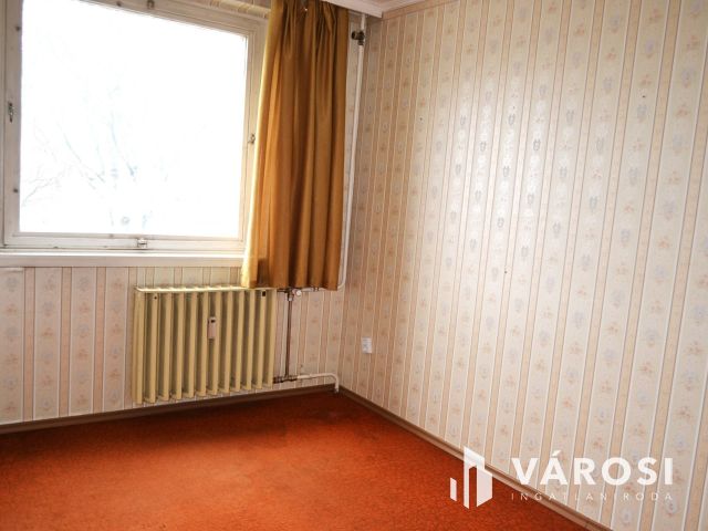 80 m2-es erkélyes panel, csendes parkos környezetben eladó!