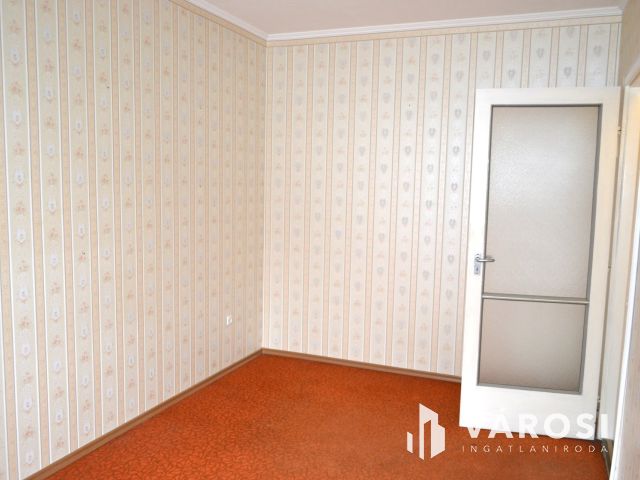 80 m2-es erkélyes panel, csendes parkos környezetben eladó!