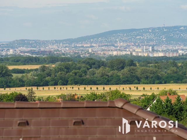 Panorámás luxus családi ház medencével Csömörön eladó!