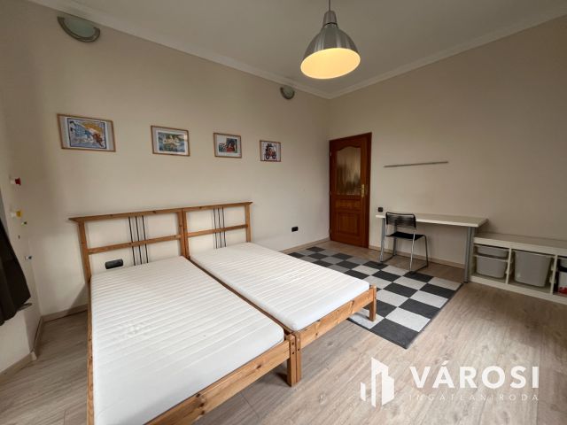 Debreceni Klasszikus Stílusú Impozáns Ingatlan Eladó!