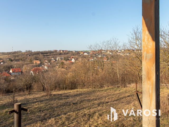 Panorámás zártkerti telek háromszintes kis házzal Tinnyén