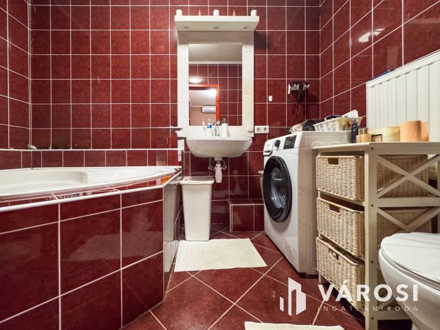 Jó elrendezésű, tágas sorház a tó mellett